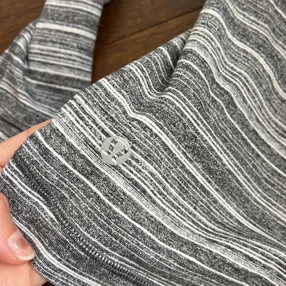 Lululemon 1/4 zip size 6 - Picture 10 of 11